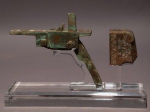 A bronze crossbow trigger mechanism and butt plate that were mass-produced in the Warring States period (475-221 BC). Image credit: Wikipedia